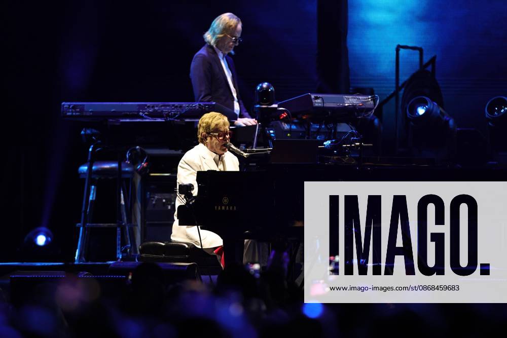 TO - 53325 - Mexico City - 02 10 2026 - English singer-songwriter Elton John during his performance at Banorte Stadium in Mexico City part of his - Farewell Yellow Brick Road - farewell tour on a visit titled - Farewell to Mexico -.Clasos photo Ciudad De Mexico Mexico - ZUMAcs4_ 20261002_faa_cs4_087