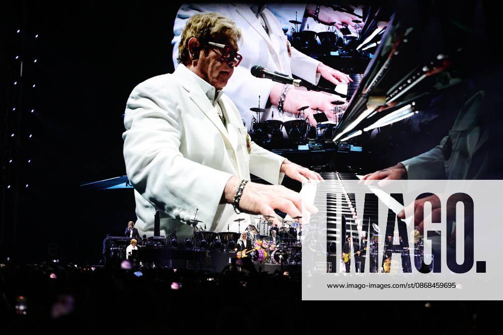 TO - 53325 - Mexico City - 02 10 2026 - English singer-songwriter Elton John during his performance at Banorte Stadium in Mexico City part of his - Farewell Yellow Brick Road - farewell tour on a visit titled - Farewell to Mexico -.Clasos photo Ciudad De Mexico Mexico - ZUMAcs4_ 20261002_faa_cs4_081