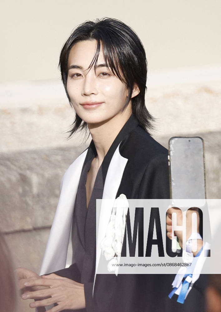 Jeonghan arrives at the Givenchy Spring Summer 2027 Women’s Ready-to-Wear fashion show during Paris Fashion Week (PFW) in Paris, France, on October 2, 2026. Christophe Aubert, Bestimage. Arrival at the Givenchy Spring Summer 2026 Women’s Ready-to-Wear fashion show during Paris Fashion Week (PFW) on October 2, 2026