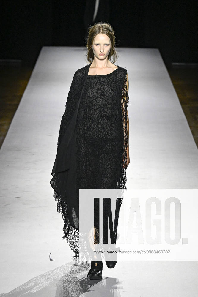 Yohji Yamamoto Women s Ready-to-Wear Spring Summer 2027 Collection Fashion Show during Paris Fashion Week, on October 2, 2026 Bestimage Yohji Yamamoto Fashion Show Women s Ready-to-Wear Spring Summer 2027 Collection during Paris Fashion Week, on October 2, 2026, in Paris, France Paris France