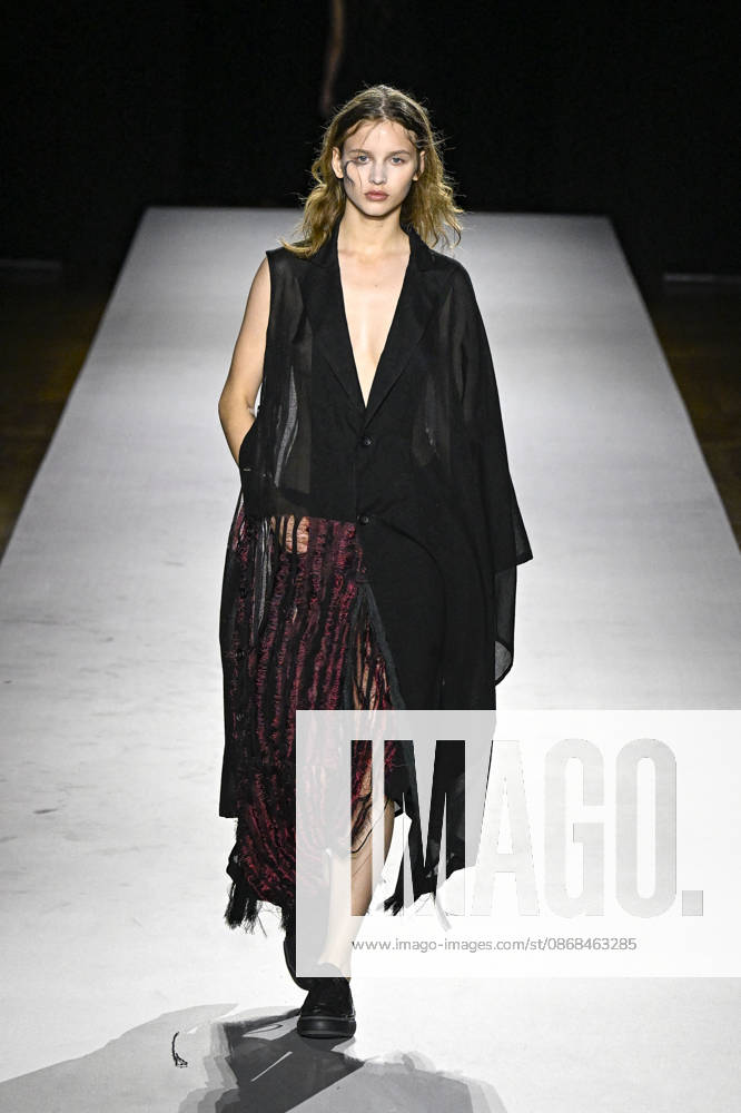 Yohji Yamamoto Women s Ready-to-Wear Spring Summer 2027 Collection Fashion Show during Paris Fashion Week, on October 2, 2026 Bestimage Yohji Yamamoto Fashion Show Women s Ready-to-Wear Spring Summer 2027 Collection during Paris Fashion Week, on October 2, 2026, in Paris, France Paris France
