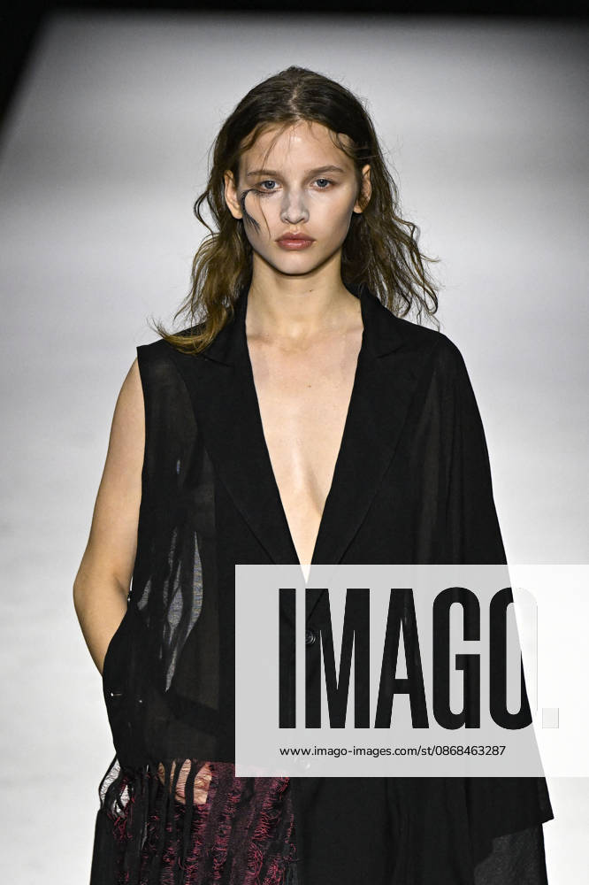 Yohji Yamamoto Women s Ready-to-Wear Spring Summer 2027 Collection Fashion Show during Paris Fashion Week, on October 2, 2026 Bestimage Yohji Yamamoto Fashion Show Women s Ready-to-Wear Spring Summer 2027 Collection during Paris Fashion Week, on October 2, 2026, in Paris, France Paris France