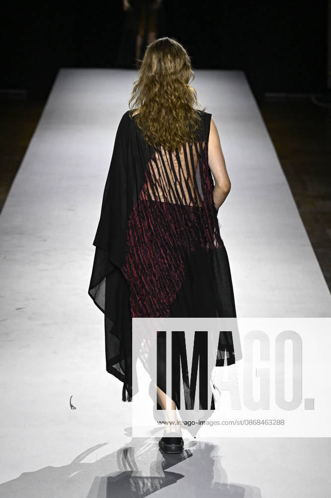 Yohji Yamamoto Women s Ready-to-Wear Spring Summer 2027 Collection Fashion Show during Paris Fashion Week, on October 2, 2026 Bestimage Yohji Yamamoto Fashion Show Women s Ready-to-Wear Spring Summer 2027 Collection during Paris Fashion Week, on October 2, 2026, in Paris, France Paris France
