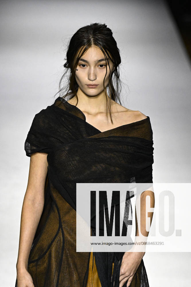 Yohji Yamamoto Women s Ready-to-Wear Spring Summer 2027 Collection Fashion Show during Paris Fashion Week, on October 2, 2026 Bestimage Yohji Yamamoto Fashion Show Women s Ready-to-Wear Spring Summer 2027 Collection during Paris Fashion Week, on October 2, 2026, in Paris, France Paris France