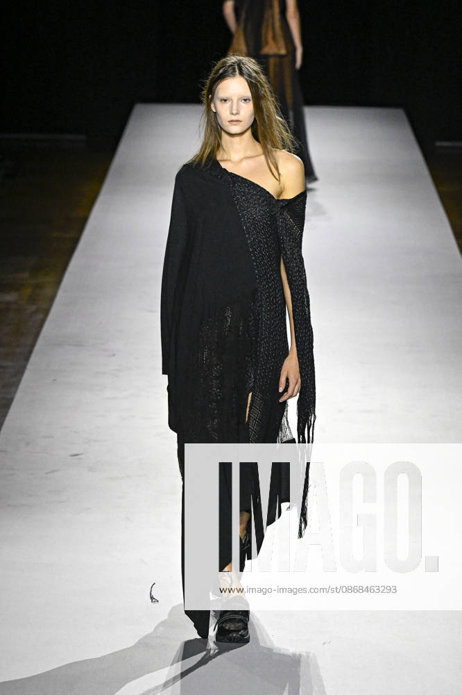 Yohji Yamamoto Women s Ready-to-Wear Spring Summer 2027 Collection Fashion Show during Paris Fashion Week, on October 2, 2026 Bestimage Yohji Yamamoto Fashion Show Women s Ready-to-Wear Spring Summer 2027 Collection during Paris Fashion Week, on October 2, 2026, in Paris, France Paris France