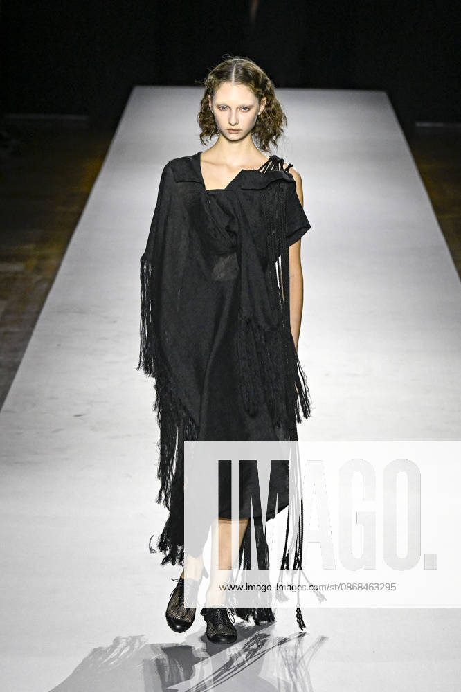 Yohji Yamamoto Women s Ready-to-Wear Spring Summer 2027 Collection Fashion Show during Paris Fashion Week, on October 2, 2026 Bestimage Yohji Yamamoto Fashion Show Women s Ready-to-Wear Spring Summer 2027 Collection during Paris Fashion Week, on October 2, 2026, in Paris, France Paris France