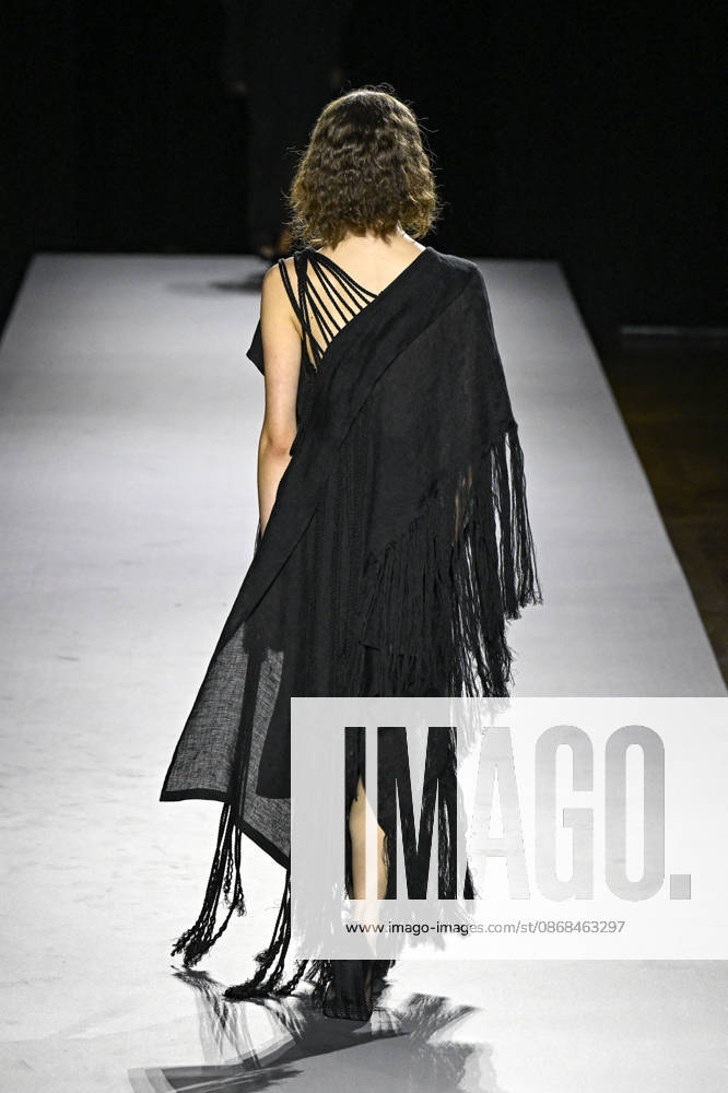Yohji Yamamoto Women s Ready-to-Wear Spring Summer 2027 Collection Fashion Show during Paris Fashion Week, on October 2, 2026 Bestimage Yohji Yamamoto Fashion Show Women s Ready-to-Wear Spring Summer 2027 Collection during Paris Fashion Week, on October 2, 2026, in Paris, France Paris France