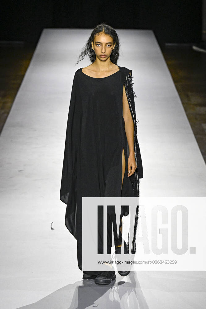 Yohji Yamamoto Women s Ready-to-Wear Spring Summer 2027 Collection Fashion Show during Paris Fashion Week, on October 2, 2026 Bestimage Yohji Yamamoto Fashion Show Women s Ready-to-Wear Spring Summer 2027 Collection during Paris Fashion Week, on October 2, 2026, in Paris, France Paris France