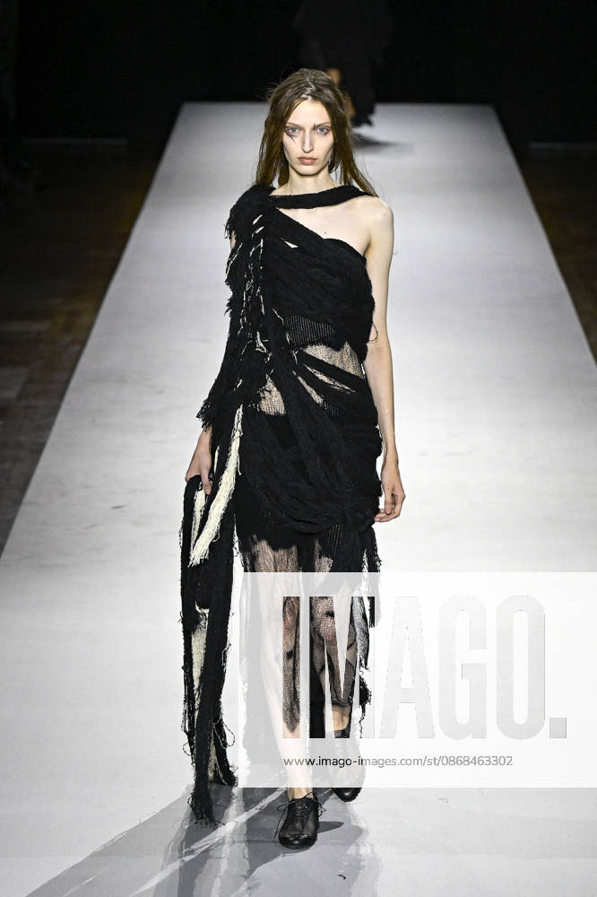 Yohji Yamamoto Women s Ready-to-Wear Spring Summer 2027 Collection Fashion Show during Paris Fashion Week, on October 2, 2026 Bestimage Yohji Yamamoto Fashion Show Women s Ready-to-Wear Spring Summer 2027 Collection during Paris Fashion Week, on October 2, 2026, in Paris, France Paris France