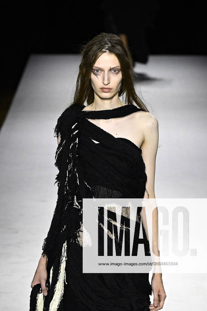 Yohji Yamamoto Women s Ready-to-Wear Spring Summer 2027 Collection Fashion Show during Paris Fashion Week, on October 2, 2026 Bestimage Yohji Yamamoto Fashion Show Women s Ready-to-Wear Spring Summer 2027 Collection during Paris Fashion Week, on October 2, 2026, in Paris, France Paris France
