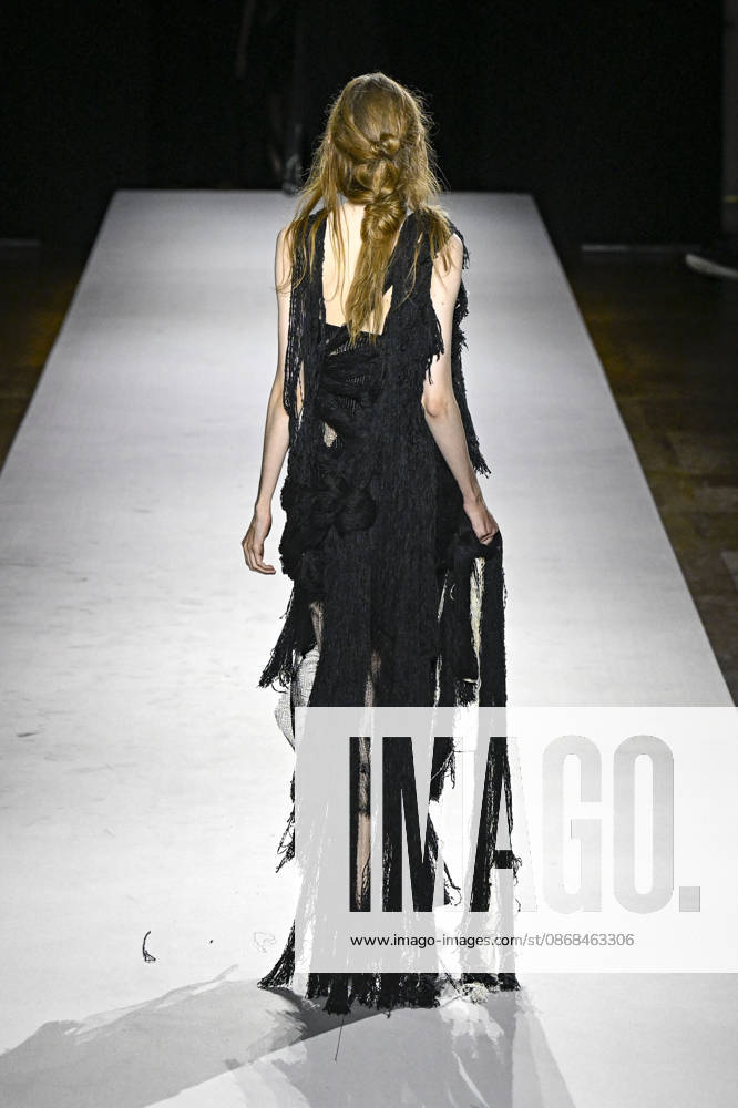Yohji Yamamoto Women s Ready-to-Wear Spring Summer 2027 Collection Fashion Show during Paris Fashion Week, on October 2, 2026 Bestimage Yohji Yamamoto Fashion Show Women s Ready-to-Wear Spring Summer 2027 Collection during Paris Fashion Week, on October 2, 2026, in Paris, France Paris France