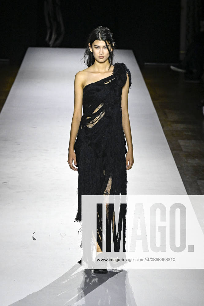 Yohji Yamamoto Women s Ready-to-Wear Spring Summer 2027 Collection Fashion Show during Paris Fashion Week, on October 2, 2026 Bestimage Yohji Yamamoto Fashion Show Women s Ready-to-Wear Spring Summer 2027 Collection during Paris Fashion Week, on October 2, 2026, in Paris, France Paris France