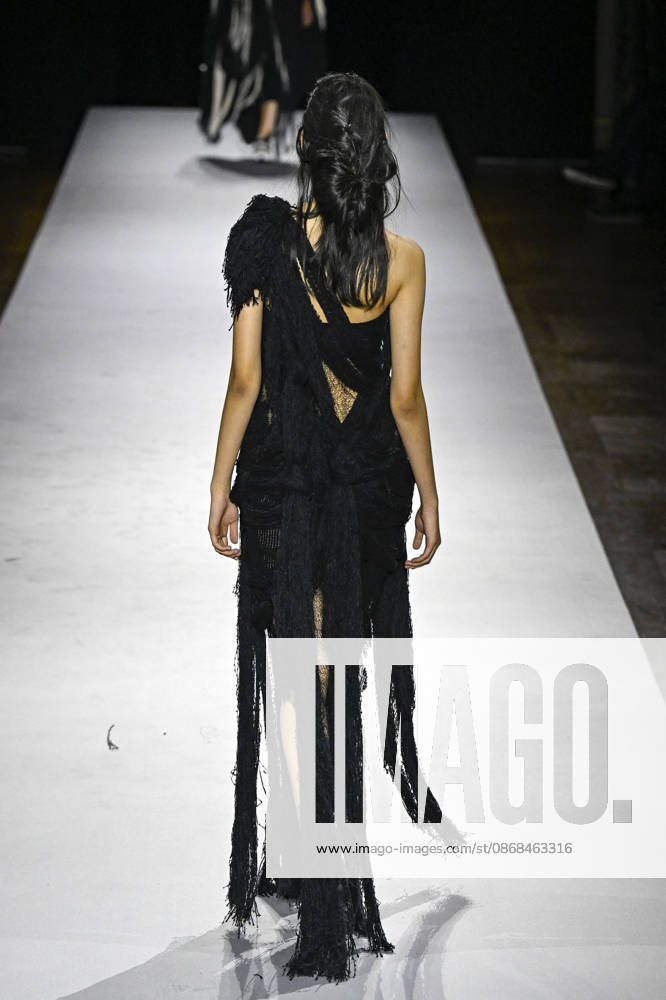 Yohji Yamamoto Women s Ready-to-Wear Spring Summer 2027 Collection Fashion Show during Paris Fashion Week, on October 2, 2026 Bestimage Yohji Yamamoto Fashion Show Women s Ready-to-Wear Spring Summer 2027 Collection during Paris Fashion Week, on October 2, 2026, in Paris, France Paris France