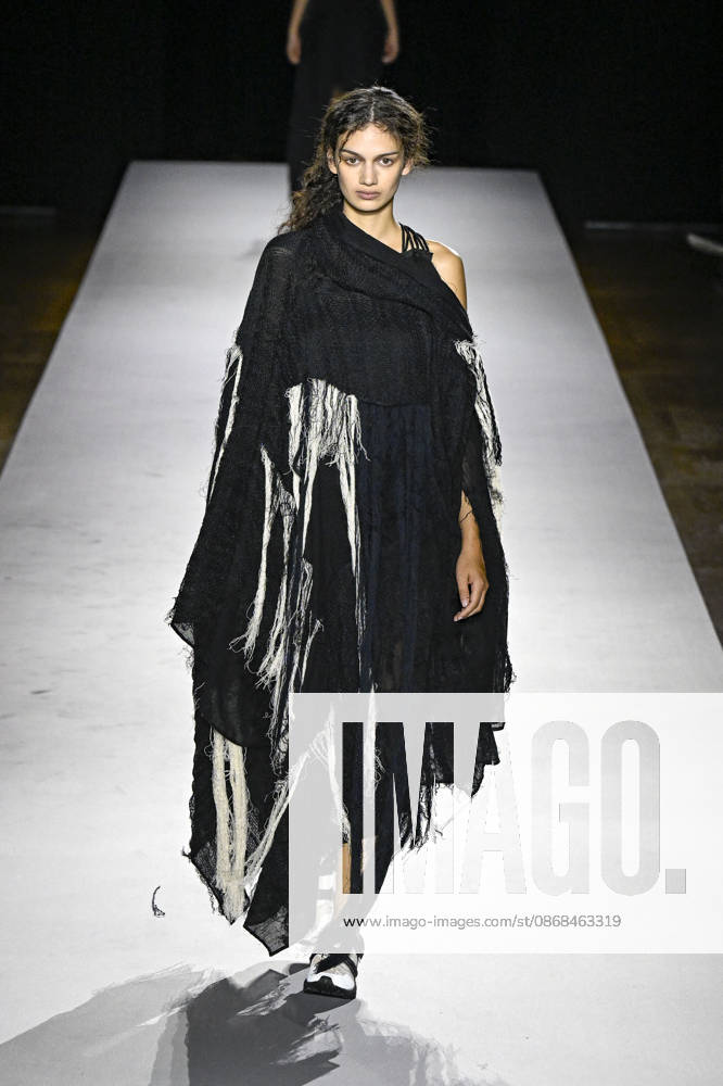 Yohji Yamamoto Women s Ready-to-Wear Spring Summer 2027 Collection Fashion Show during Paris Fashion Week, on October 2, 2026 Bestimage Yohji Yamamoto Fashion Show Women s Ready-to-Wear Spring Summer 2027 Collection during Paris Fashion Week, on October 2, 2026, in Paris, France Paris France