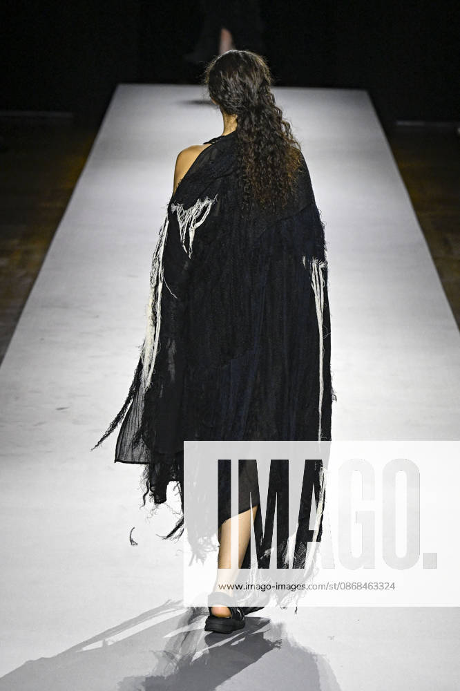 Yohji Yamamoto Women s Ready-to-Wear Spring Summer 2027 Collection Fashion Show during Paris Fashion Week, on October 2, 2026 Bestimage Yohji Yamamoto Fashion Show Women s Ready-to-Wear Spring Summer 2027 Collection during Paris Fashion Week, on October 2, 2026, in Paris, France Paris France