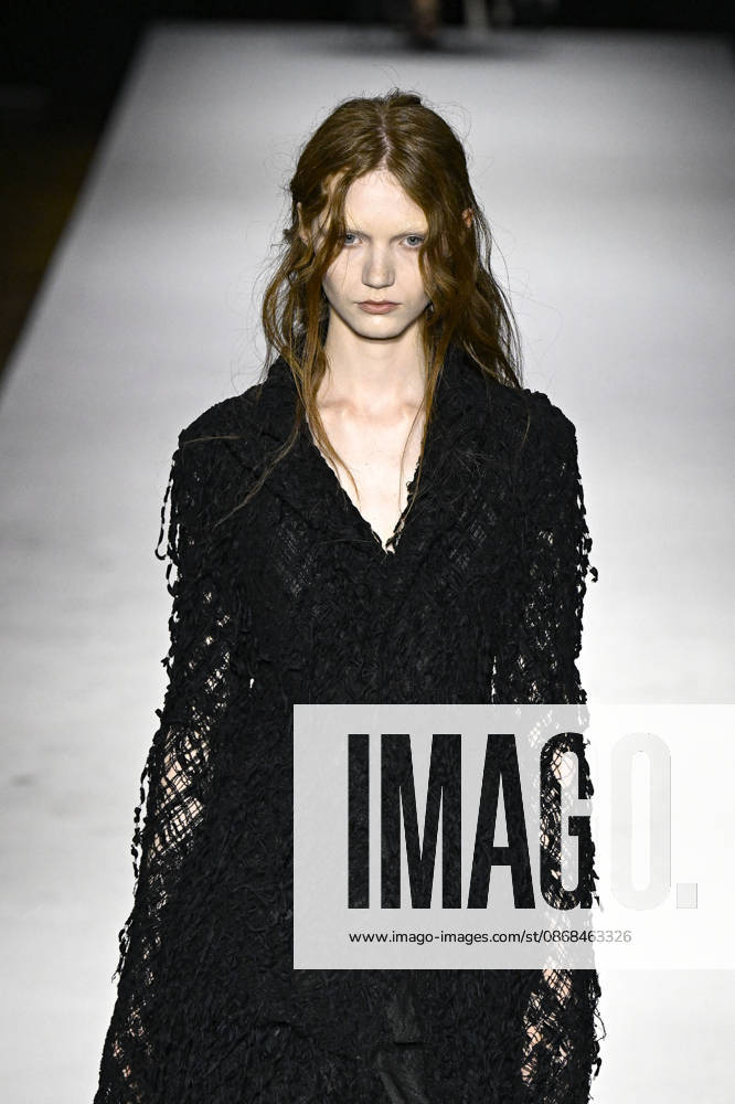 Yohji Yamamoto Women s Ready-to-Wear Spring Summer 2027 Collection Fashion Show during Paris Fashion Week, on October 2, 2026 Bestimage Yohji Yamamoto Fashion Show Women s Ready-to-Wear Spring Summer 2027 Collection during Paris Fashion Week, on October 2, 2026, in Paris, France Paris France