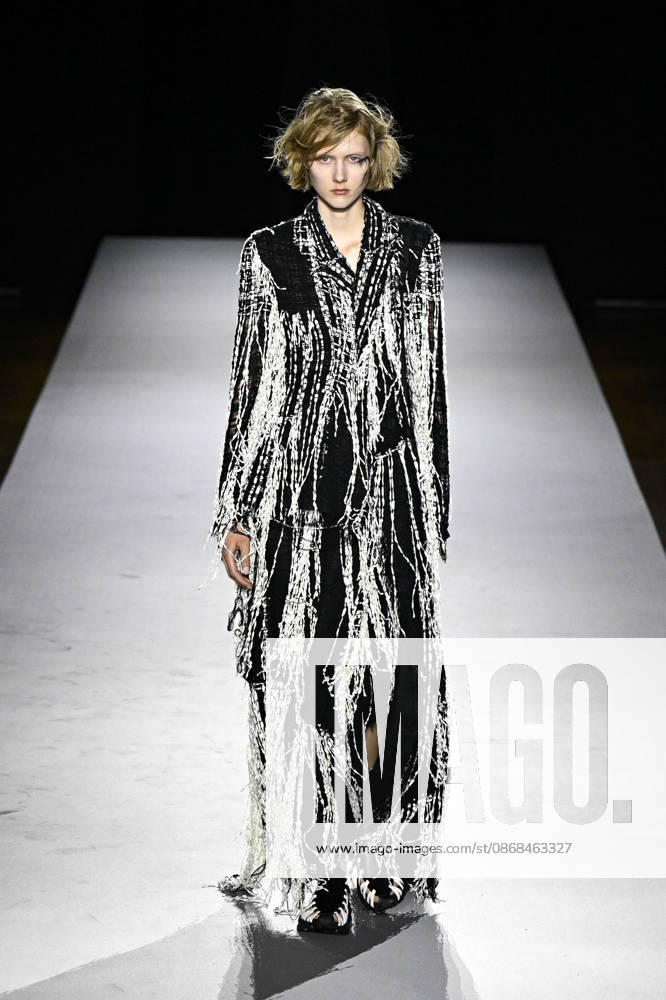 Yohji Yamamoto Women s Ready-to-Wear Spring Summer 2027 Collection Fashion Show during Paris Fashion Week, on October 2, 2026 Bestimage Yohji Yamamoto Fashion Show Women s Ready-to-Wear Spring Summer 2027 Collection during Paris Fashion Week, on October 2, 2026, in Paris, France Paris France
