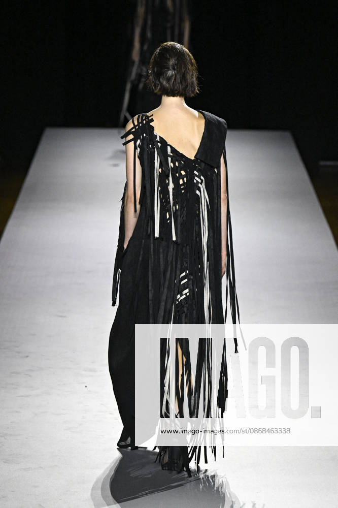 Yohji Yamamoto Women s Ready-to-Wear Spring Summer 2027 Collection Fashion Show during Paris Fashion Week, on October 2, 2026 Bestimage Yohji Yamamoto Fashion Show Women s Ready-to-Wear Spring Summer 2027 Collection during Paris Fashion Week, on October 2, 2026, in Paris, France Paris France