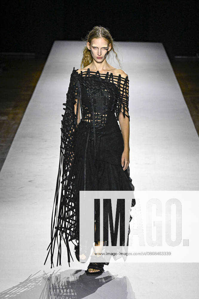 Yohji Yamamoto Women s Ready-to-Wear Spring Summer 2027 Collection Fashion Show during Paris Fashion Week, on October 2, 2026 Bestimage Yohji Yamamoto Fashion Show Women s Ready-to-Wear Spring Summer 2027 Collection during Paris Fashion Week, on October 2, 2026, in Paris, France Paris France