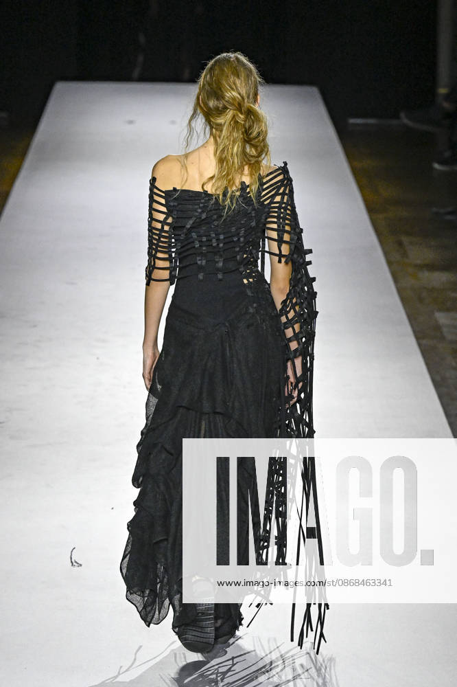 Yohji Yamamoto Women s Ready-to-Wear Spring Summer 2027 Collection Fashion Show during Paris Fashion Week, on October 2, 2026 Bestimage Yohji Yamamoto Fashion Show Women s Ready-to-Wear Spring Summer 2027 Collection during Paris Fashion Week, on October 2, 2026, in Paris, France Paris France