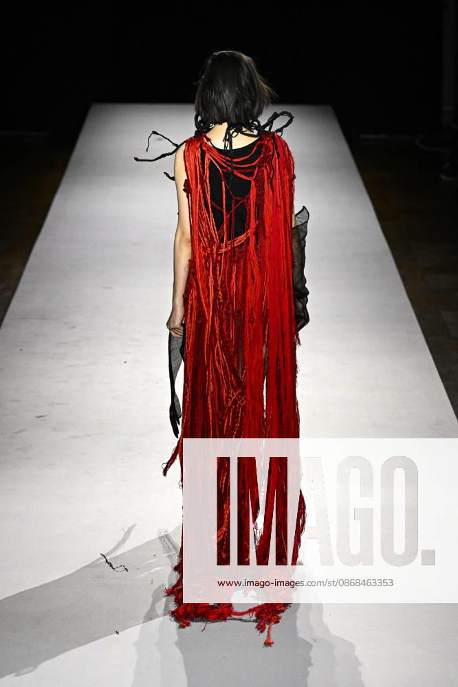 Yohji Yamamoto Women s Ready-to-Wear Spring Summer 2027 Collection Fashion Show during Paris Fashion Week, on October 2, 2026 Bestimage Yohji Yamamoto Fashion Show Women s Ready-to-Wear Spring Summer 2027 Collection during Paris Fashion Week, on October 2, 2026, in Paris, France Paris France