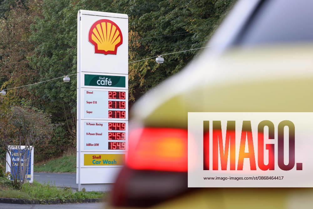 Wie ist die weitere Entwicklung der Spritpreise? Die Spritpreise sind weiterhin auf sehr hohem Niveau. Seit dem 01.10.2026 gilt der sogenannte Tankrabatt. Die Bundesregierung hat die Energiesteuer auf Benzin und Diesel bis Ende Dezember gesenkt. Die Ersparnis soll bei rund 17 Cent pro Liter liegen. SHELL Tankstelle in Siegen am Morgen. Der aktuelle Preis fuer (für) Diesel, Super E10 und Super liegt weiterhin ueber (über) 2 Euro. Diesel liegt bei 2,21 Euro, Super E10 bei 2,11 Euro und Super bei 2,17 Euro. Tankstelle, Spritpreise am 03.10.2026 in Siegen Deutschland.
