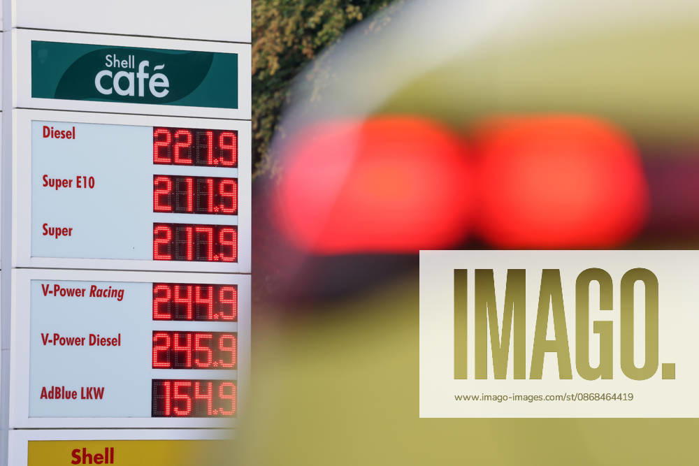 Wie ist die weitere Entwicklung der Spritpreise? Die Spritpreise sind weiterhin auf sehr hohem Niveau. Seit dem 01.10.2026 gilt der sogenannte Tankrabatt. Die Bundesregierung hat die Energiesteuer auf Benzin und Diesel bis Ende Dezember gesenkt. Die Ersparnis soll bei rund 17 Cent pro Liter liegen. SHELL Tankstelle in Siegen am Morgen. Der aktuelle Preis fuer (für) Diesel, Super E10 und Super liegt weiterhin ueber (über) 2 Euro. Diesel liegt bei 2,21 Euro, Super E10 bei 2,11 Euro und Super bei 2,17 Euro. Tankstelle, Spritpreise am 03.10.2026 in Siegen Deutschland.