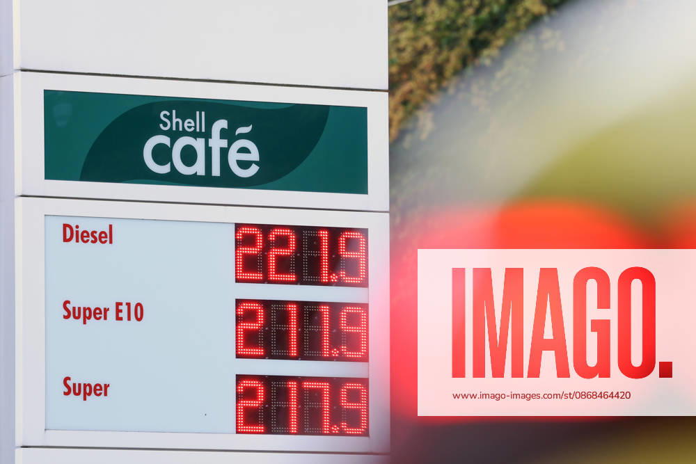 Wie ist die weitere Entwicklung der Spritpreise? Die Spritpreise sind weiterhin auf sehr hohem Niveau. Seit dem 01.10.2026 gilt der sogenannte Tankrabatt. Die Bundesregierung hat die Energiesteuer auf Benzin und Diesel bis Ende Dezember gesenkt. Die Ersparnis soll bei rund 17 Cent pro Liter liegen. SHELL Tankstelle in Siegen am Morgen. Der aktuelle Preis fuer (für) Diesel, Super E10 und Super liegt weiterhin ueber (über) 2 Euro. Diesel liegt bei 2,21 Euro, Super E10 bei 2,11 Euro und Super bei 2,17 Euro. Tankstelle, Spritpreise am 03.10.2026 in Siegen Deutschland.