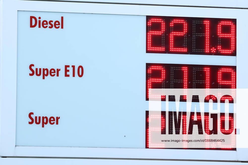 Wie ist die weitere Entwicklung der Spritpreise? Die Spritpreise sind weiterhin auf sehr hohem Niveau. Seit dem 01.10.2026 gilt der sogenannte Tankrabatt. Die Bundesregierung hat die Energiesteuer auf Benzin und Diesel bis Ende Dezember gesenkt. Die Ersparnis soll bei rund 17 Cent pro Liter liegen. SHELL Tankstelle in Siegen am Morgen. Der aktuelle Preis fuer (für) Diesel, Super E10 und Super liegt weiterhin ueber (über) 2 Euro. Diesel liegt bei 2,21 Euro, Super E10 bei 2,11 Euro und Super bei 2,17 Euro. Tankstelle, Spritpreise am 03.10.2026 in Siegen Deutschland.