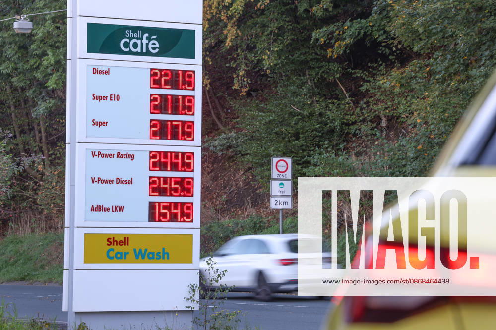 Wie ist die weitere Entwicklung der Spritpreise? Die Spritpreise sind weiterhin auf sehr hohem Niveau. Seit dem 01.10.2026 gilt der sogenannte Tankrabatt. Die Bundesregierung hat die Energiesteuer auf Benzin und Diesel bis Ende Dezember gesenkt. Die Ersparnis soll bei rund 17 Cent pro Liter liegen. SHELL Tankstelle in Siegen am Morgen. Der aktuelle Preis fuer (für) Diesel, Super E10 und Super liegt weiterhin ueber (über) 2 Euro. Diesel liegt bei 2,21 Euro, Super E10 bei 2,11 Euro und Super bei 2,17 Euro. Tankstelle, Spritpreise am 03.10.2026 in Siegen Deutschland.