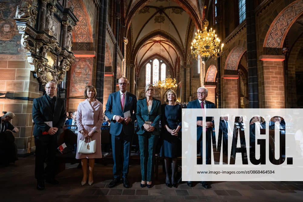 Ökumenischer Gottesdienst im Dom St. Petri Hubertus van Megen, Apostolischer Nuntius in Deutschland, Charlotte Merz, Ehefrau von Friedrich Merz, Friedrich Merz, Bundeskanzler, Julia Klöckner, Bundestagspräsidentin, Elke Büdenbinder, Ehefrau von Frank-Walter Steinmeier, Frank-Walter Steinmeier, Bundespräsident (1. Reihe von links);Offizielle zentrale Feierlichkeiten zum Tag der Deutschen Einheit 2026 in Bremen, Bremen Bremen Deutschland Innenstadt