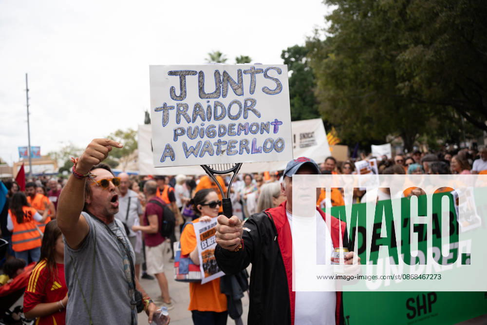 Housing Protest in Palma: A large crowd gathered during a protest to demand a reduction in housing rents on October 3, 2026, in Palma de Mallorca, Mallorca, Balearic Islands, Spain. The Tenants’ Union and PAH Mallorca (Platform of People Affected and Involved by Mortgages and Housing) have organized the march to demand changes in housing policies and greater protection for renters. Prime Minister Pedro Sánchez, will spend the next few hours analyzing what happened yesterday, Friday, in Congress following the rejection of the two royal decrees on housing, and will be monitoring the public reaction in the streets to decide whether to ultimately call early general elections. OCTOBER 3, 2026 Javier Ferná Palma de Mallorca, Mallorca, Isl Palma