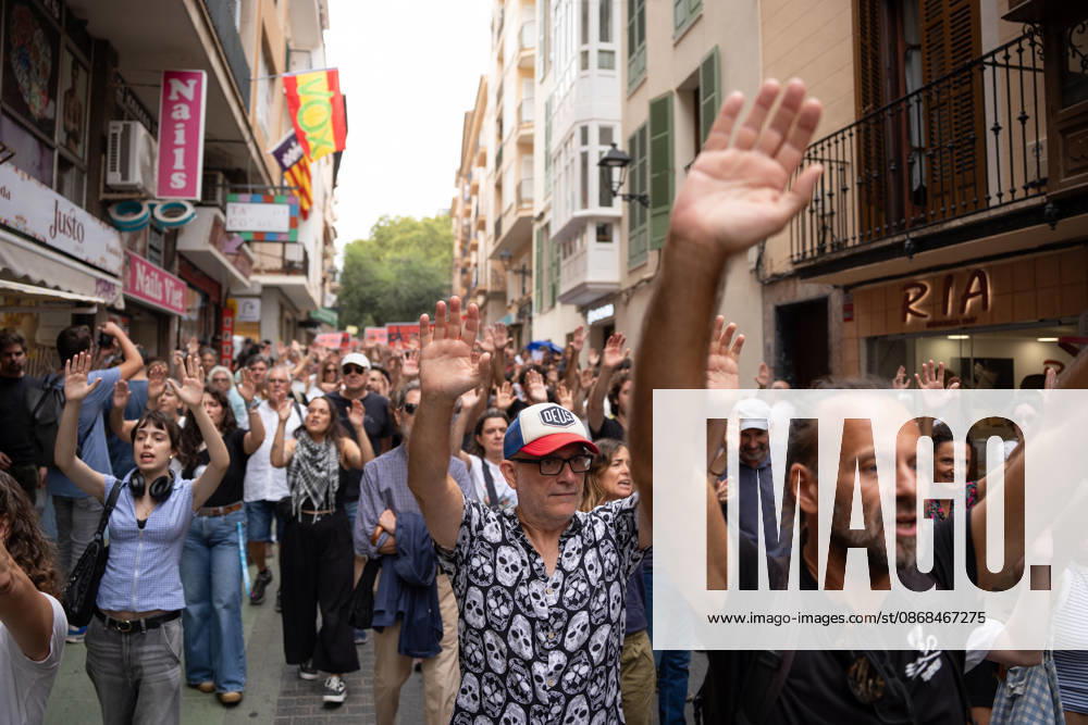 Housing Protest in Palma: A large crowd gathered during a protest to demand a reduction in housing rents on October 3, 2026, in Palma de Mallorca, Mallorca, Balearic Islands, Spain. The Tenants’ Union and PAH Mallorca (Platform of People Affected and Involved by Mortgages and Housing) have organized the march to demand changes in housing policies and greater protection for renters. Prime Minister Pedro Sánchez, will spend the next few hours analyzing what happened yesterday, Friday, in Congress following the rejection of the two royal decrees on housing, and will be monitoring the public reaction in the streets to decide whether to ultimately call early general elections. OCTOBER 3, 2026 Javier Ferná Palma de Mallorca, Mallorca, Isl Palma
