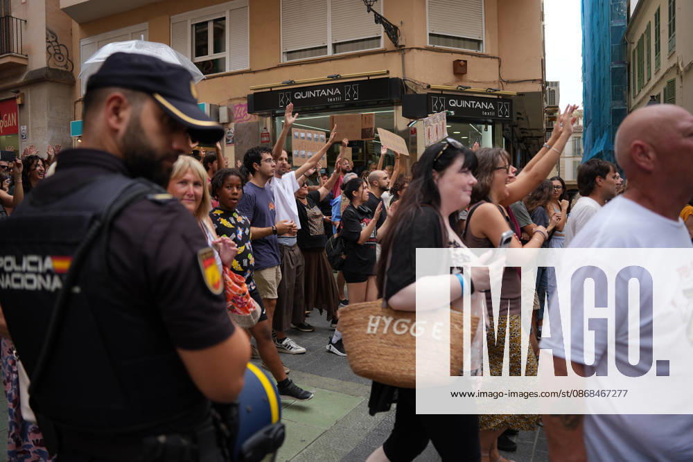 Housing Protest in Palma: A large crowd gathered during a protest to demand a reduction in housing rents on October 3, 2026, in Palma de Mallorca, Mallorca, Balearic Islands, Spain. The Tenants’ Union and PAH Mallorca (Platform of People Affected and Involved by Mortgages and Housing) have organized the march to demand changes in housing policies and greater protection for renters. Prime Minister Pedro Sánchez, will spend the next few hours analyzing what happened yesterday, Friday, in Congress following the rejection of the two royal decrees on housing, and will be monitoring the public reaction in the streets to decide whether to ultimately call early general elections. OCTOBER 3, 2026 Javier Ferná Palma de Mallorca, Mallorca, Isl Palma