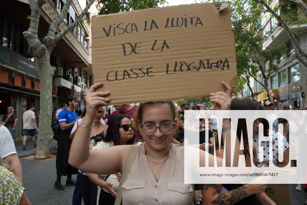 Housing Protest in Palma: A large crowd gathered during a protest to demand a reduction in housing rents on October 3, 2026, in Palma de Mallorca, Mallorca, Balearic Islands, Spain. The Tenants’ Union and PAH Mallorca (Platform of People Affected and Involved by Mortgages and Housing) organized the march to demand changes in housing policies and greater protection for renters. Prime Minister Pedro Sánchez, will spend the next few hours analyzing what happened yesterday, Friday, in Congress following the rejection of the two royal decrees on housing, and will be monitoring the public reaction in the streets to decide whether to ultimately call early general elections. OCTOBER 3, 2026 Javier Ferná Palma de Mallorca, Mallorca, Isl Palma de Ma