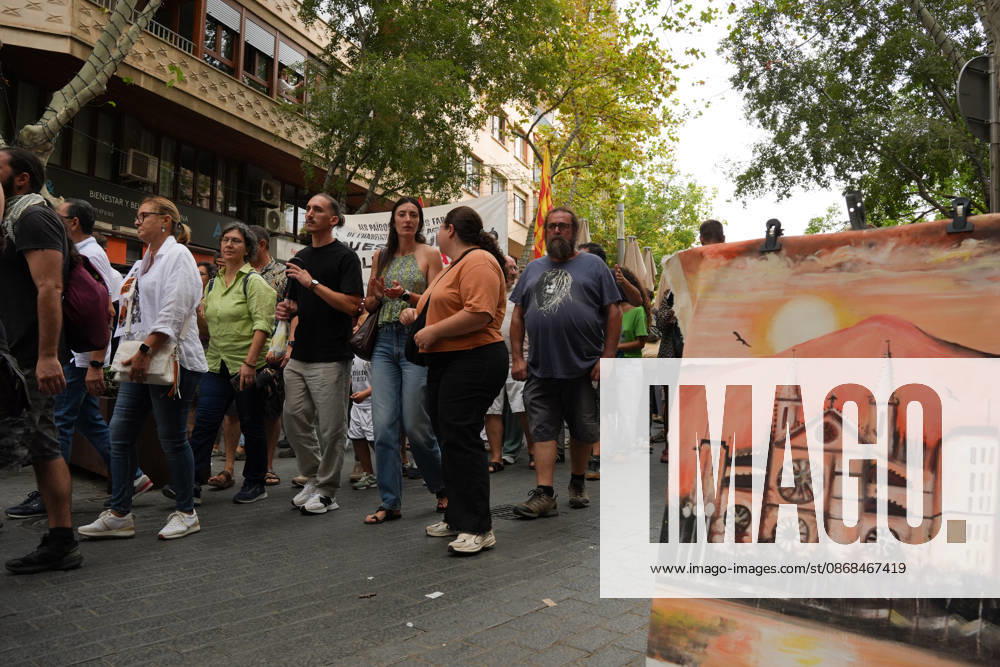 Housing Protest in Palma: A large crowd gathered during a protest to demand a reduction in housing rents on October 3, 2026, in Palma de Mallorca, Mallorca, Balearic Islands, Spain. The Tenants’ Union and PAH Mallorca (Platform of People Affected and Involved by Mortgages and Housing) organized the march to demand changes in housing policies and greater protection for renters. Prime Minister Pedro Sánchez, will spend the next few hours analyzing what happened yesterday, Friday, in Congress following the rejection of the two royal decrees on housing, and will be monitoring the public reaction in the streets to decide whether to ultimately call early general elections. OCTOBER 3, 2026 Javier Ferná Palma de Mallorca, Mallorca, Isl Palma de Ma