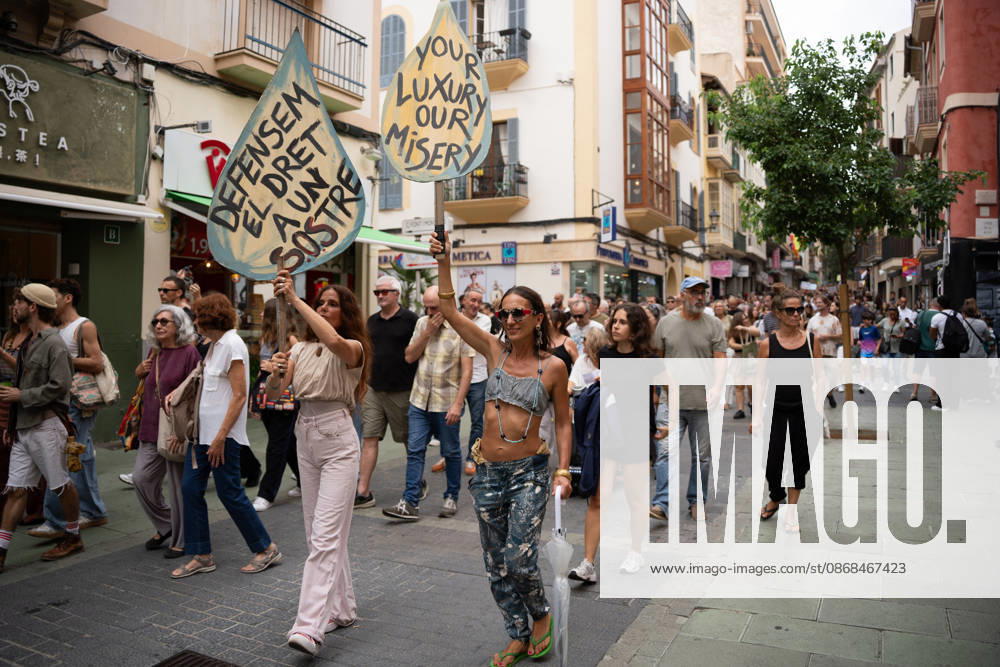 Housing Protest in Palma: A large crowd gathered during a protest to demand a reduction in housing rents on October 3, 2026, in Palma de Mallorca, Mallorca, Balearic Islands, Spain. The Tenants’ Union and PAH Mallorca (Platform of People Affected and Involved by Mortgages and Housing) organized the march to demand changes in housing policies and greater protection for renters. Prime Minister Pedro Sánchez, will spend the next few hours analyzing what happened yesterday, Friday, in Congress following the rejection of the two royal decrees on housing, and will be monitoring the public reaction in the streets to decide whether to ultimately call early general elections. OCTOBER 3, 2026 Javier Ferná Palma de Mallorca, Mallorca, Isl Palma de Ma