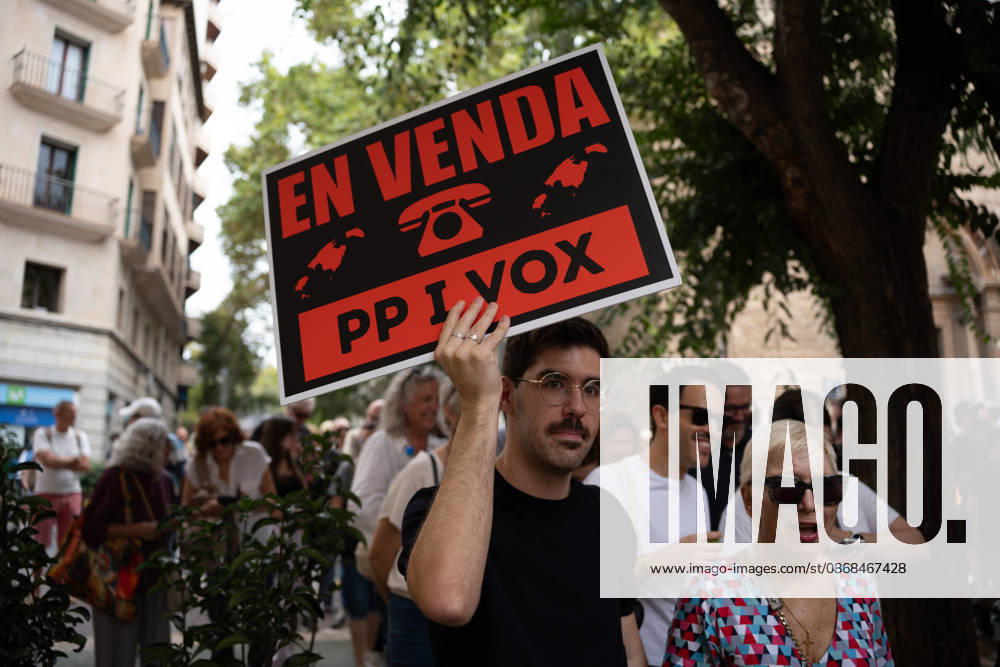 Housing Protest in Palma: A large crowd gathered during a protest to demand a reduction in housing rents on October 3, 2026, in Palma de Mallorca, Mallorca, Balearic Islands, Spain. The Tenants’ Union and PAH Mallorca (Platform of People Affected and Involved by Mortgages and Housing) organized the march to demand changes in housing policies and greater protection for renters. Prime Minister Pedro Sánchez, will spend the next few hours analyzing what happened yesterday, Friday, in Congress following the rejection of the two royal decrees on housing, and will be monitoring the public reaction in the streets to decide whether to ultimately call early general elections. OCTOBER 3, 2026 Javier Ferná Palma de Mallorca, Mallorca, Isl Palma de Ma