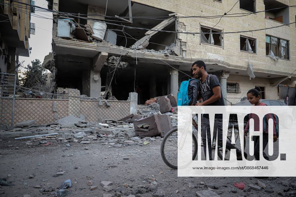 Aftermath of Israeli Strike on Residential Building in Gaza City (INT) Aftermath of Israeli Strike on Residential Building in Gaza City, On October 3, 2026, Gaza, Palestine: The aftermath of an Israeli airstrike on a residential building in the Rimal neighborhood of western Gaza City early Saturday, which killed five Palestinians and wounded others. Rescue crews searched the rubble following the strike. The casualties were reported by local medical sources. Credit: Mohammed M. Skaik TheNews2(Foto: Mohammed Skaik Thenews2 imago images) Aftermath of Israeli Strike on Residential Building in Gaza City