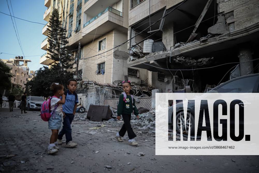 Aftermath of Israeli Strike on Residential Building in Gaza City (INT) Aftermath of Israeli Strike on Residential Building in Gaza City, On October 3, 2026, Gaza, Palestine: The aftermath of an Israeli airstrike on a residential building in the Rimal neighborhood of western Gaza City early Saturday, which killed five Palestinians and wounded others. Rescue crews searched the rubble following the strike. The casualties were reported by local medical sources. Credit: Mohammed M. Skaik TheNews2(Foto: Mohammed Skaik Thenews2 imago images) Aftermath of Israeli Strike on Residential Building in Gaza City