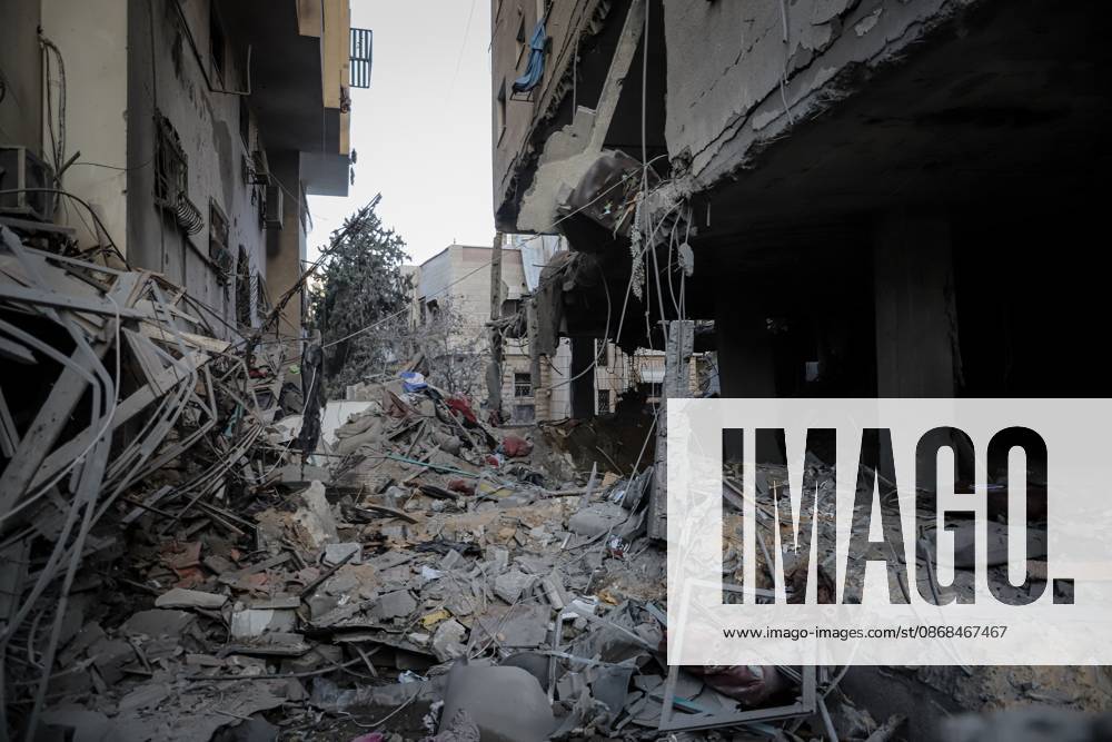 Aftermath of Israeli Strike on Residential Building in Gaza City (INT) Aftermath of Israeli Strike on Residential Building in Gaza City, On October 3, 2026, Gaza, Palestine: The aftermath of an Israeli airstrike on a residential building in the Rimal neighborhood of western Gaza City early Saturday, which killed five Palestinians and wounded others. Rescue crews searched the rubble following the strike. The casualties were reported by local medical sources. Credit: Mohammed M. Skaik TheNews2(Foto: Mohammed Skaik Thenews2 imago images) Aftermath of Israeli Strike on Residential Building in Gaza City