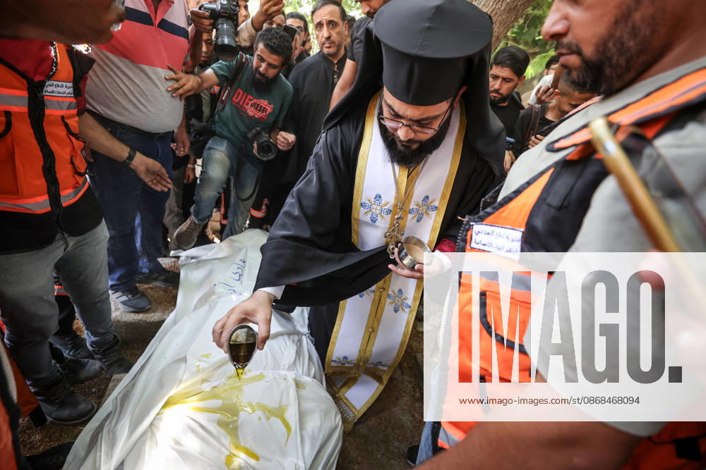 Funeral ceremony for two Palestinian Christians after an Israeli attack in Gaza GAZA CITY, PALESTINE - OCTOBER 03 : Poeple gather during the funeral ceremony for two Palestinian Christian women at the St. Porphyrios Greek Orthodox Church in Gaza City, Palestine on October 03, 2026. Meysa Hidir Ibrahim Abu Dawud and her daughter Marya Hafiz Michel Najjar were killed after an Israeli airstrike. Ali Jadallah Anadolu Gaza City Gaza. Editorial use only. Please get in touch for any other usage.