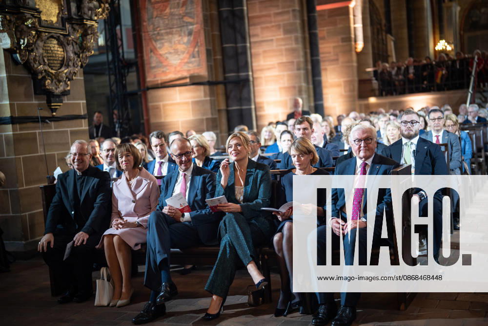 Ökumenischer Gottesdienst im Dom St. Petri Hubertus van Megen, Apostolischer Nuntius in Deutschland, Charlotte Merz, Ehefrau von Friedrich Merz, Friedrich Merz, Bundeskanzler, Julia Klöckner, Bundestagspräsidentin, Elke Büdenbinder, Ehefrau von Frank-Walter Steinmeier, Frank-Walter Steinmeier, Bundespräsident (1. Reihe von links);Offizielle zentrale Feierlichkeiten zum Tag der Deutschen Einheit 2026 in Bremen, Bremen Bremen Deutschland Innenstadt