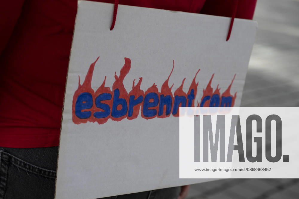 Pressetermin Initiative Es brennt Menschenkette in Dortmund, Hansaplatz Symbolfoto für esbrennt.com Dortmund Hansaplatz und Westenhellweg NRW Deutschland