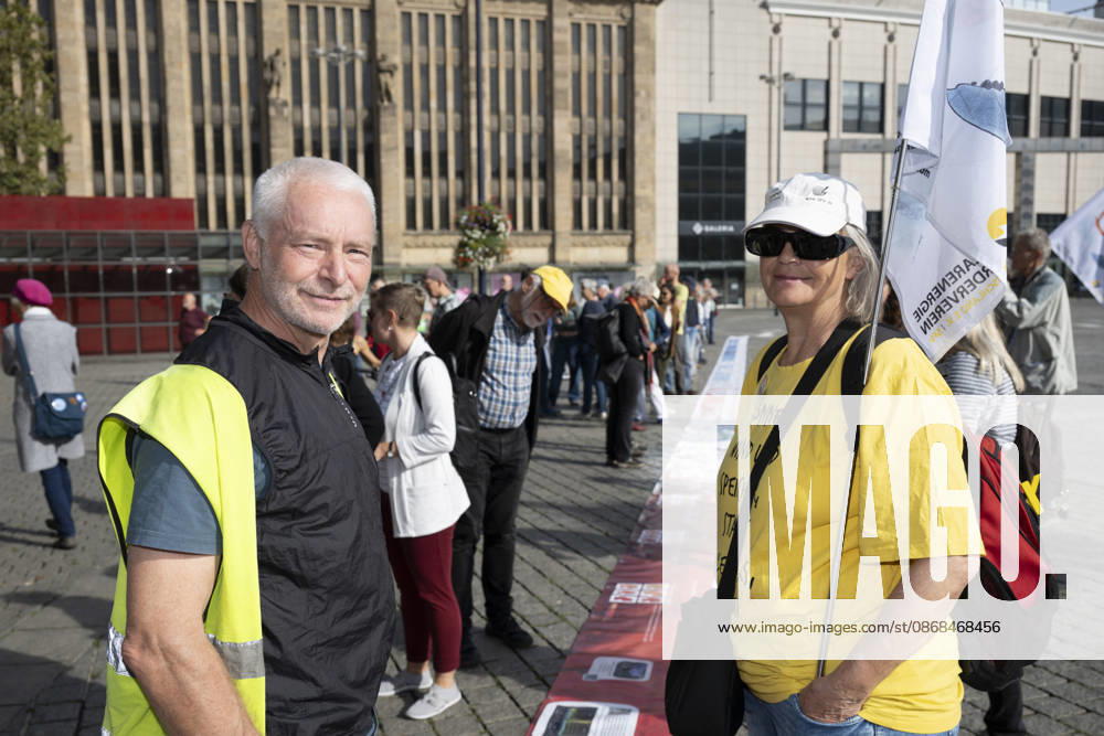 Pressetermin Initiative Es brennt Menschenkette in Dortmund, Hansaplatz Richard Stanek (links) findet, dass es wichtig ist, dass viele Menschen dabei sind. Anne Bussmann (rechts) Die fossilen Energien müssen abgeschaltet werden Dortmund Hansaplatz und Westenhellweg NRW Deutschland