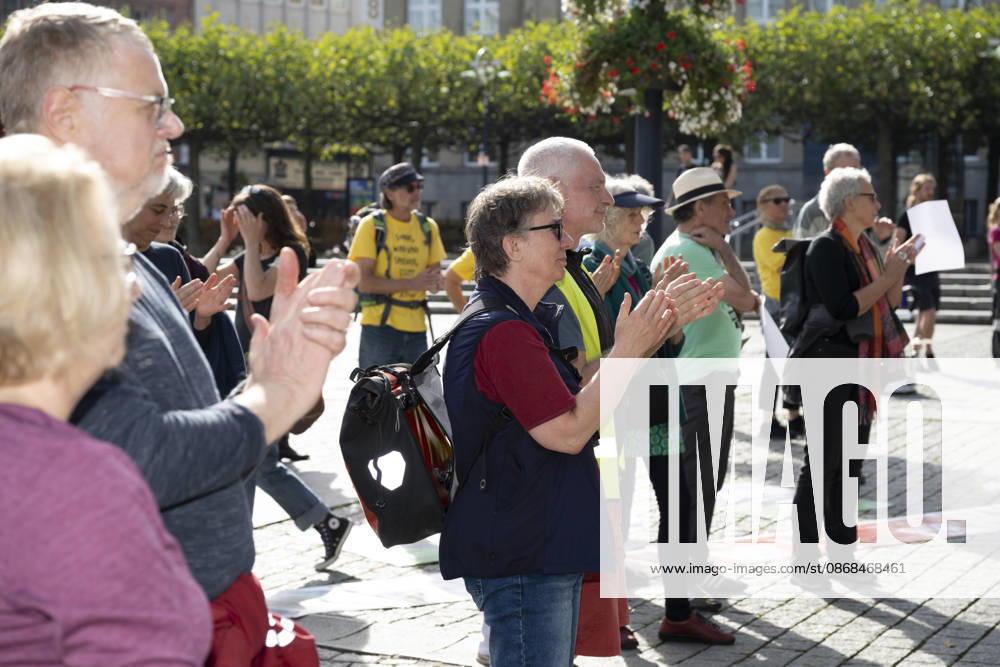 Pressetermin Initiative Es brennt Menschenkette in Dortmund, Hansaplatz Beifall zum Grußwort Dortmund Hansaplatz und Westenhellweg NRW Deutschland