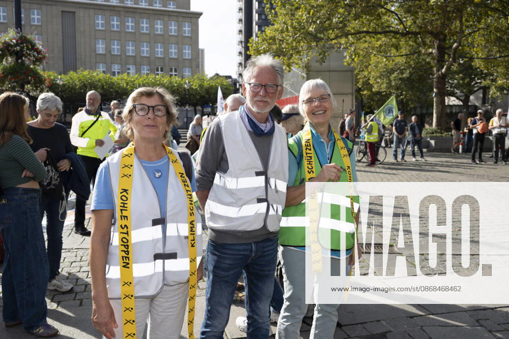 Pressetermin Initiative Es brennt Menschenkette in Dortmund, Hansaplatz v.l. Annette Budde, Hans Rogalli und Sabine Dorschnik vom Klimabündins Dortmund folgten dem Aufruf Dortmund Hansaplatz und Westenhellweg NRW Deutschland