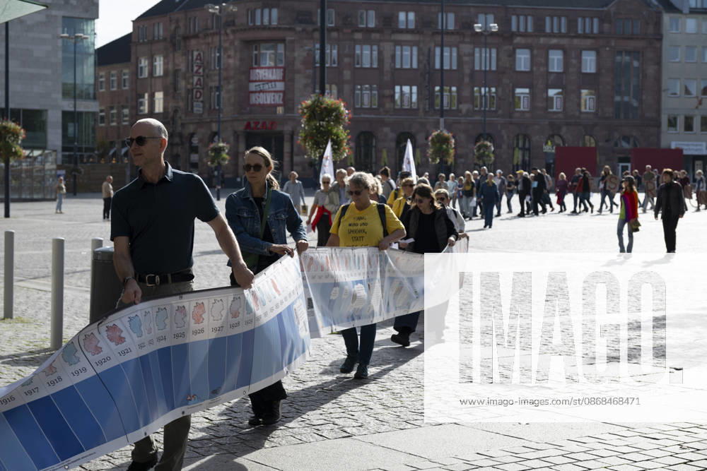 Pressetermin Initiative Es brennt Menschenkette in Dortmund, Hansaplatz Es geht mit dem Banner zum Westenhellweg Dortmund Hansaplatz und Westenhellweg NRW Deutschland