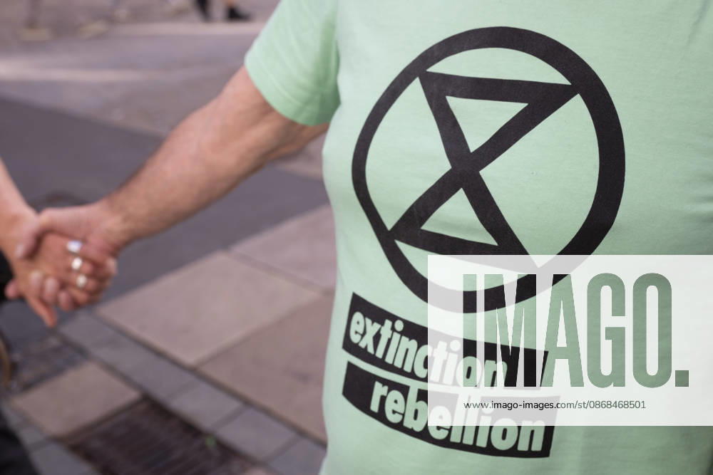 Pressetermin Initiative Es brennt Menschenkette in Dortmund, Hansaplatz Symbolfoto zu extinction rebellion Dortmund Hansaplatz und Westenhellweg NRW Deutschland
