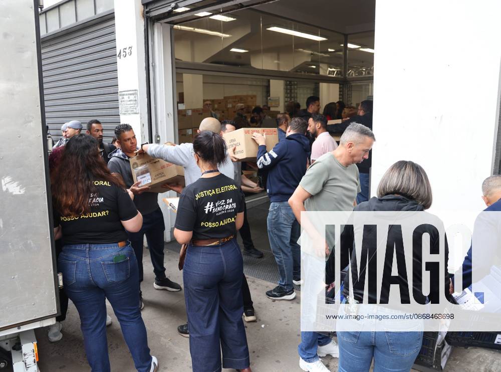 Ballot boxes leave the electoral office in Bela Vista, Sao Paulo. Sao Paulo (SP), 03 10 2026 2026 elections Electronic ballot boxes leave the 1st electoral office, in Bela Vista, Sao Paulo, to be transported to the polling places for the 1st round of the 2026 elections, scheduled for this Sunday (4).(Foto: Leco Viana Thenews2 imago images) Ballot boxes leave the electoral office in Bela Vista, Sao Paulo.
